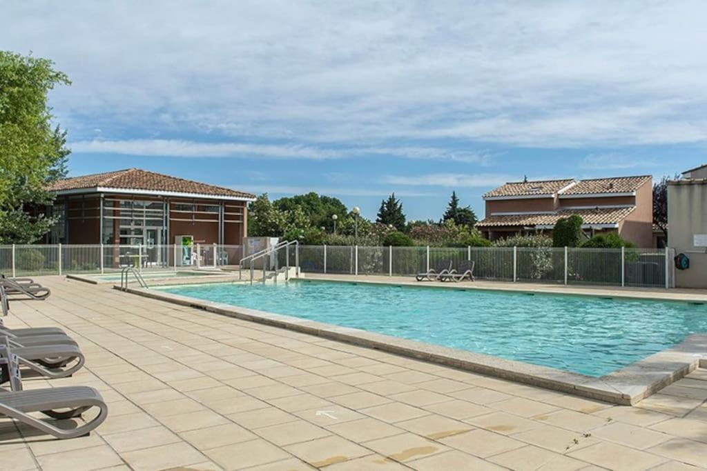 La Provencale Saint-Saturnin-lès-Avignon Exterior foto